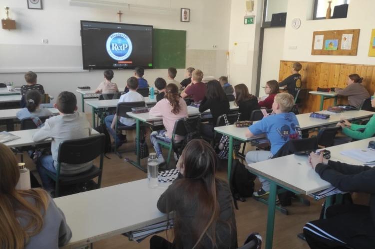 Rendőrségi drogprevenció Pápán: A helyi közösség és a rendőrség együttműködése a fiatalok biztonságáért

Pápa városában a rendőrség kiemelt figyelmet fordít a drogprevencióra, hiszen a fiatalok védelme és a tudatos életmódra nevelés kulcsfontosságú. A hel