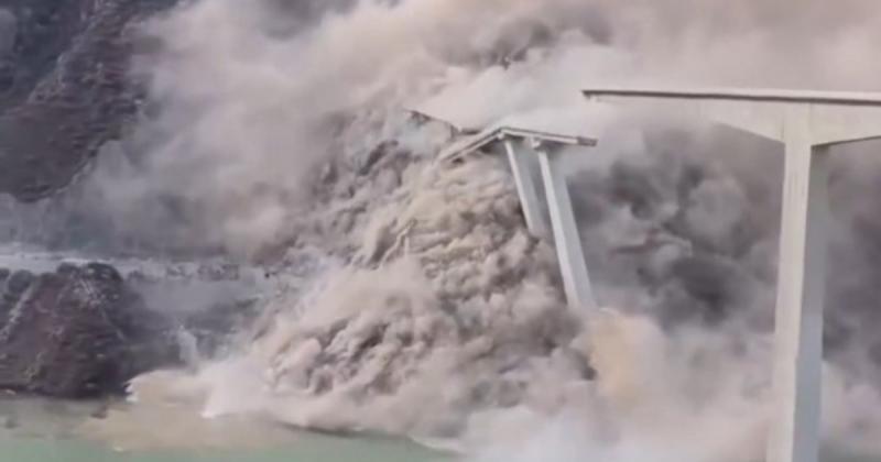 Félelmetes felvétel látott napvilágot, amelyen egy hatalmas híd Kínában drámai módon összeomlik.