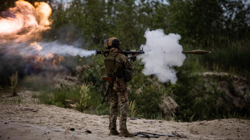 Ez a videó mindenképpen ott a helye a katonai bakik gyűjteményében: az ukrán katonák komikus módon sikeresen szétlőtték egy autót, ami igazán vicces pillanatokat eredményezett!