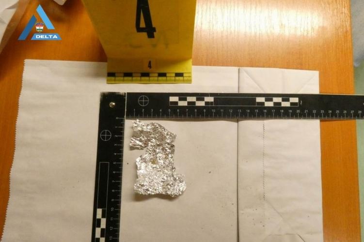 Bűnügyi felügyelet alatt új vállalkozásba fogott.