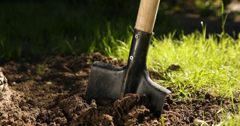 A férfi a kertjében ásott egy medencét, amikor váratlanul furcsa szatyrokra bukkant a föld mélyében. Amikor alaposabban megvizsgálta, mi rejtőzik bennük, szinte elsötétült előtte a világ a megdöbbenéstől.