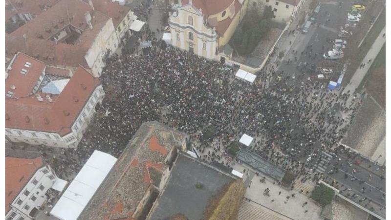 A Tisza-lufi újra szárnyra kap: mindössze ezer főnyi tömeg lebegett Magyar Péter győri rendezvényén.