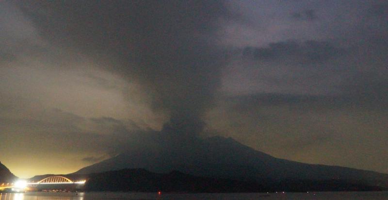A Szakuradzsima vulkán Japánban impozáns, 4000 méteres hamufelhőt bocsátott ki, ezzel lenyűgözve és aggasztva a környék lakóit. A vulkáni aktivitás látványos és egyben figyelemfelkeltő esemény, amely a természet erejét hirdeti.