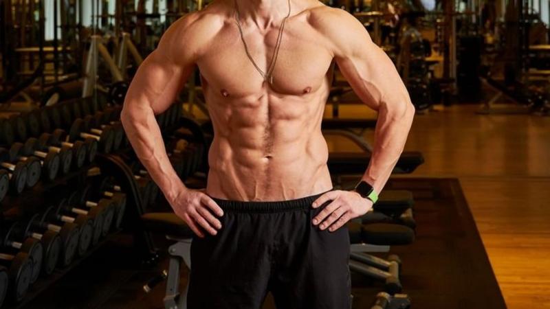 Egy influenszer több mint félmillió dollárt fektetett be a tökéletes mesterséges kockahas megszerzésébe – nézd meg a videót, hogy megtudd, miért döntött így és milyen eredményeket ért el!