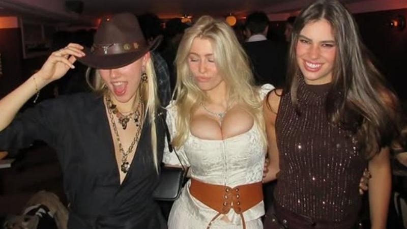 Claudia Schiffer 21 éves lánya, aki a híres modell tökéletes mása, legújabb fotóival teljesen elájultatja követőit. A lenyűgöző képek galériája máris hatalmas sikert aratott, és a közönség teljesen megőrült a hasonlóságért. Ismerd meg a fiatal tehetséget,