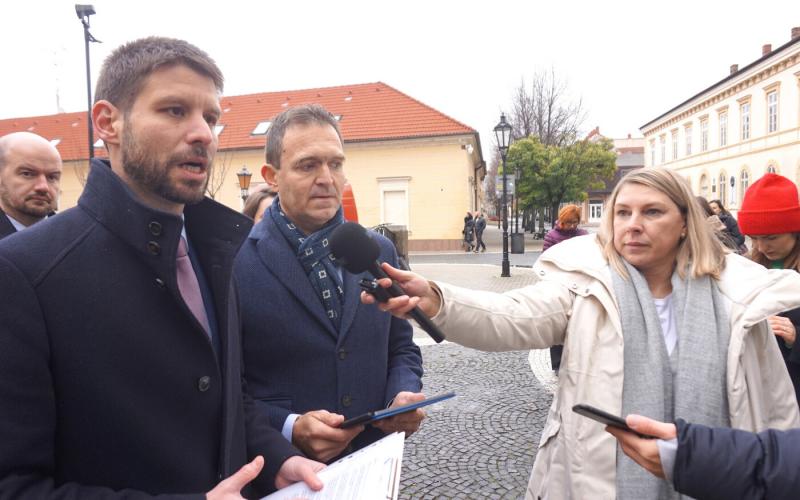 Šimečka Komáromban: A korábbi kormányok figyelmen kívül hagyták a szlovákiai magyar közösség problémáit.