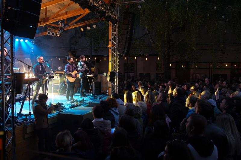 Bagossy a nyeregben: A csíksomlyói csoda filmvászonra vitt története | Krónika

A Bagossy Brothers Company zenekar legújabb projektje nem csupán egy film, hanem egy varázslatos utazás is, amely a csíksomlyói zarándoklat különleges pillanatait örökíti meg.